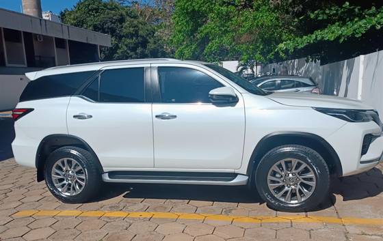 TOYOTA HILUX SW4 2.8 D-4D TURBO DIESEL SRX 7L 4X4 AUTOMÁTICO